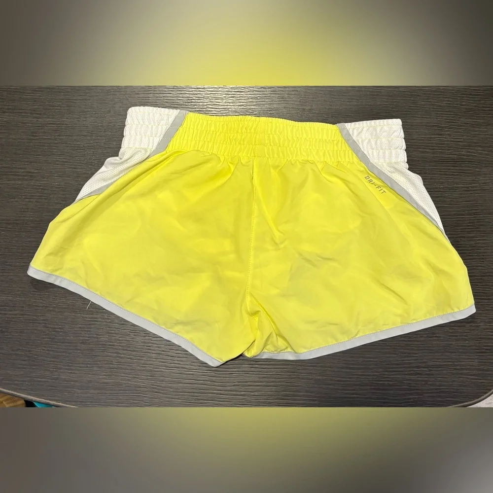 NIKE‎ Women’s Dri-Fit Yellow Athletic Running Workout Shorts Size Medium - Picture 2 of 5